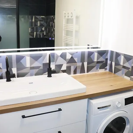 Apartamento T3 Garage Privé-clim-loggia 9m2- Tram A 50m *