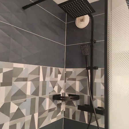 T3 Garage Privé-clim-loggia 9m2- Tram A 50m Apartamento *