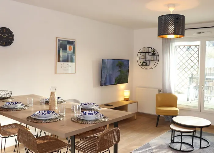 Appartement Le connect, Tram A 50 m, climatisation, parking, loggia *